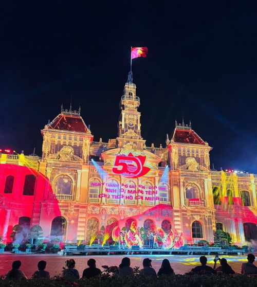 Khoảnh khắc công nghệ 3D Mapping thể hiện dấu mốc 50 năm thành phố Sài Gòn - Gia Định vinh dự mang tên Chủ tịch Hồ Chí Minh