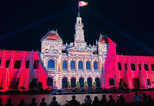 Dưới công nghệ 3D Mapping, mặt trước trụ sở UBND TPHCM như trở thành 1 đại sân khấu tráng lệ 