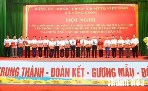 Lãnh đạo xã Nông Cống trao quyết định chỉ định chi ủy, chức danh bí thư, trưởng thôn, trưởng ban công tác mặt trận sau sắp xếp.