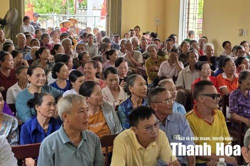 Đại biểu và đông đảo người dân dự lễ công bố.