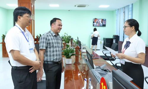  Đồng chí Phan Tùng Dương (ngoài cùng bên trái), Chủ tịch UBND xã Yên Thế nắm bắt hoạt động tiếp nhận, giải quyết thủ tục hành chính tại Trung tâm Phục vụ hành chính công xã. 