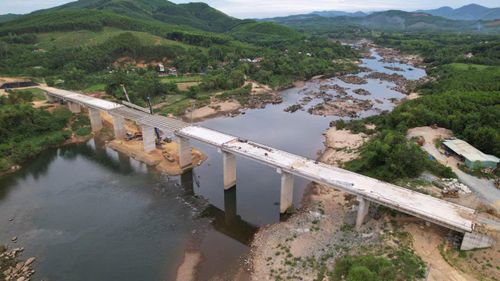 Sau thời gian dài dừng thi công, công trình cầu Tân Bình đã lắp nhịp cuối cùng đem lại niềm tin, sự phấn khởi trong nhân dân. Ảnh: VĂN CÔNG