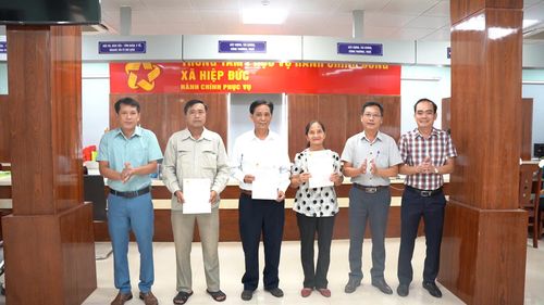 Hiệp Đức cấp giấy chứng nhận quyền sử dụng đất cho công dân. Ảnh: GIA PHÚC