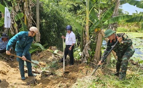 Lực lượng chức năng xã Đại Lộc tổ chức tìm kiếm hài cốt liệt sĩ tại thôn 3 (xã Đại Lộc). Ảnh: LAM PHƯƠNG