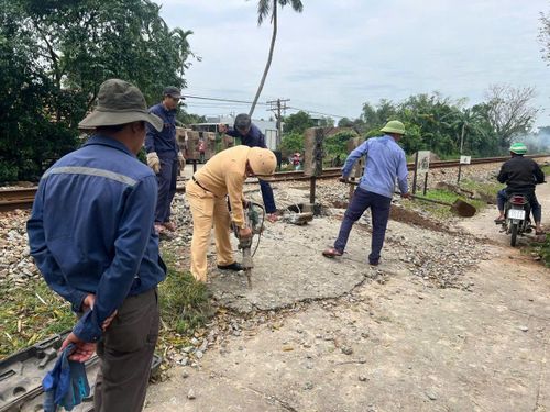 Rào chắn lối đi tự mở tại Km870+050. Ảnh: PHƯƠNG UYÊN
