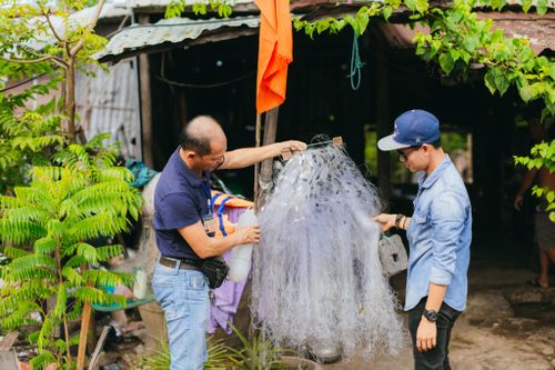 Du khách thích thú với những hoạt động nông nghiệp của người xứ Quảng. Ảnh: Rêu Dining Restaurant