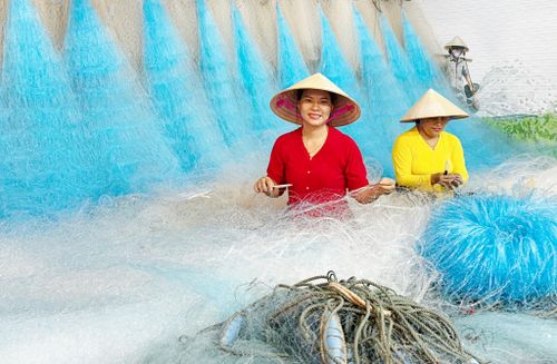 Du khách đến với Tam Thanh được trải nghiệm nghề đan lưới chài của ngư dân. Ảnh: PHAN VINH