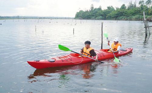 Du khách trải nghiệm chèo thuyền kayak trên sông Trường Giang. Ảnh: PHAN VINH