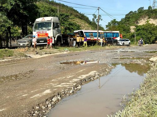 Một đoạn tuyến quốc lộ 14D qua xã Bến Giằng đã xuống cấp. Ảnh: CÔNG TÚ