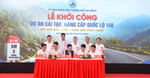 Lãnh đạo thành phố chứng kiến ký cam kết tiến độ giải phóng mặt bằng dự án. Ảnh: CÔNG TÚ