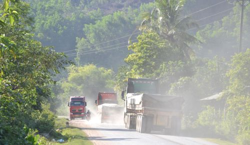 Xe có tải trọng lớn lưu thông rất đông trên tuyến quốc lộ 14D. Ảnh: CÔNG TÚ