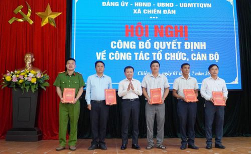 Ông Thái Bình, Bí thư Đảng ủy xã Chiên Đàn trao quyết định thành lập Đảng bộ Công an xã và chi bộ các thôn Tam Cẩm, Tú Bình, Trường Mỹ, Khánh Thọ. Ảnh: N.ĐOAN