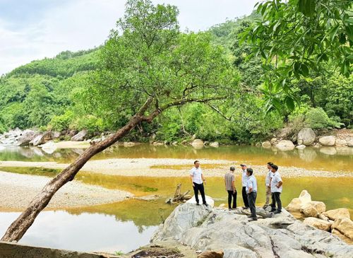 Lãnh đạo xã Trà Leng khảo sát các khu vực nằm trong quy hoạch của xã. Ảnh: PHAN VINH