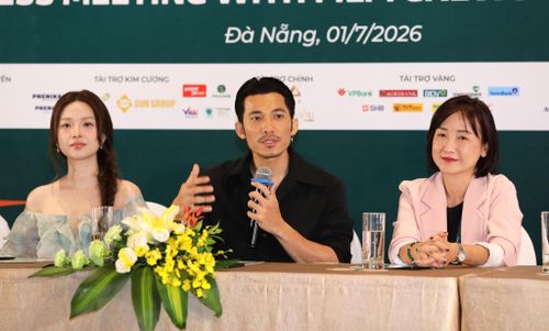 Diễn viên Liêm Bỉnh Phát (giữa) và đoàn phim Bẫy tiền chia sẻ tại buổi gặp mặt. Ảnh: NGỌC HÀ