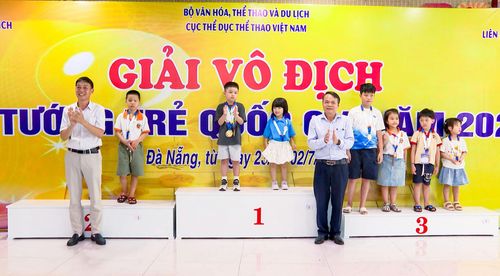Ban tổ chức trao huy chương cho các vận động viên thi đấu xuất sắc tại giải. Ảnh: BẢO LÂM