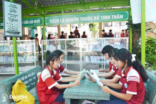 Trường THCS Đinh Tiên Hoàng (xã Bình Minh) xây dựng Thư viện sách, với rất nhiều đầu sách giáo dục về lòng yêu nước, tự hào dân tộc phục vụ nhu cầu đọc cho cán bộ, giáo viên, học sinh nhà trường.
