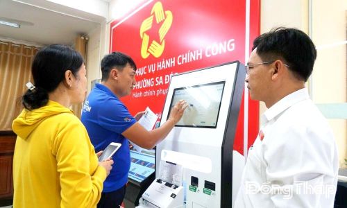 Đoàn viên, thanh niên và cán bộ Trung tâm Phục vụ hành chính công phường Sa Đéc hướng dẫn người dân thực hiện thủ tục hành chính trên môi trường số, góp phần rút ngắn thời gian chờ đợi và nâng cao chất lượng phục vụ. Ảnh: MỸ NHÂN