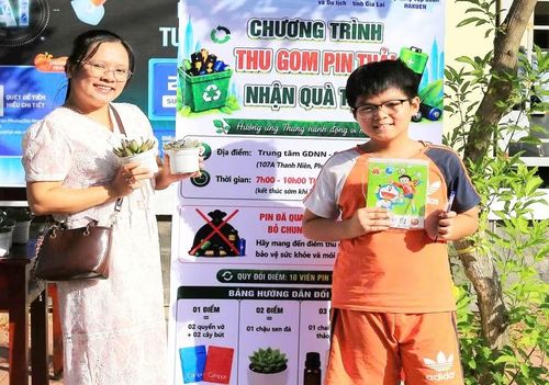  Nhiều phụ huynh đưa con em tham gia chương trình “Thu gom pin thải - Nhận quà tặng”. Ảnh: V.L 