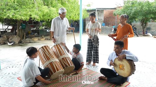 Nghệ nhân Phú Bình Đồn hướng dẫn cách đánh trống ghinăng, paranưng.