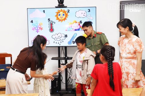 Tham gia trò chơi giúp các em hào hứng hơn trong việc học tiếng Anh.