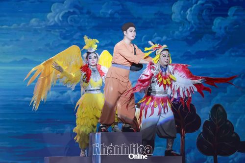 Cảnh đôi chim Phụng - Hoàng đưa người em ra đảo lấy vàng.