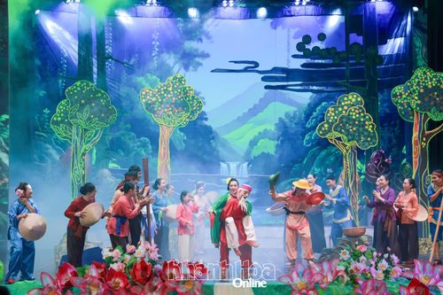 Một cảnh diễn đem đến không khí sôi nổi cho khán giả.