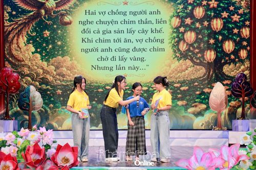 Một bạn nhỏ tham gia trả lời câu hỏi do Nhóm STEM Nha Trang đưa ra trước giờ biểu diễn.
