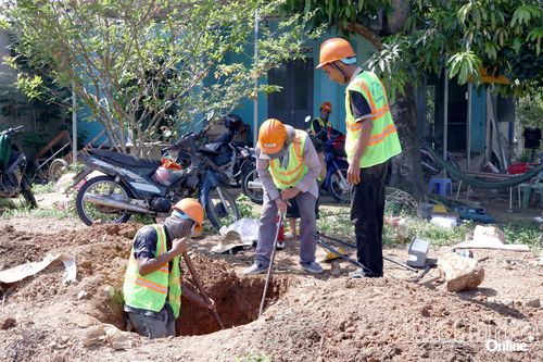 Đơn vị thi công lắp đặt đồng hồ nước cho người dân xã Trung Khánh Vĩnh.