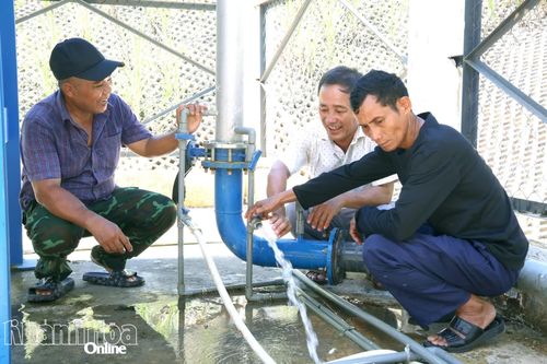 Kiểm tra nguồn nước tại trạm xử lý nước thuộc thôn Tà Gộc, xã Tây Khánh Vĩnh.