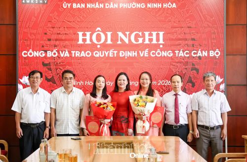 Lãnh đạo phường chúc mừng các cán bộ mới được bổ nhiệm.