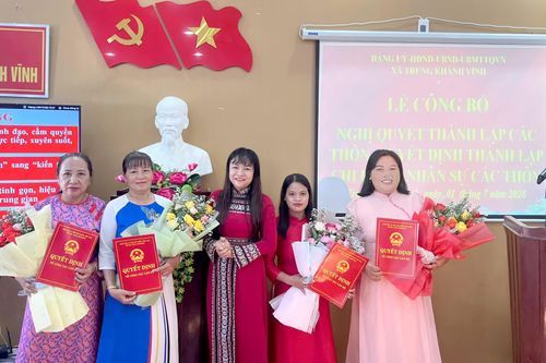 Bà Cao Thị Ngọc Thanh - Phó Bí thư Đảng ủy, Chủ tịch UBND xã trao các quyết định, tặng hoa chúc mừng các tập thể, cá nhân được giao nhiệm vụ.