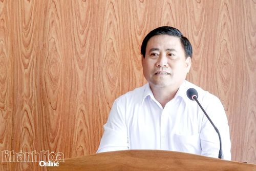Đồng chí Lâm Đông phát biểu chúc mừng và giao nhiệm vụ cho ông Võ Minh Tâm.