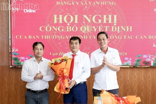 Thường trực Đảng ủy xã Vạn Hưng tặng hoa chúc mừng ông Võ Minh Tâm.