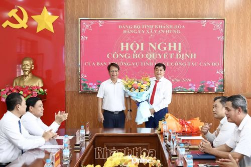 Lãnh đạo Văn phòng UBND tỉnh tặng hoa chúc mừng ông Võ Minh Tâm.