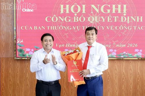 Đồng chí Lâm Đông trao quyết định và tặng hoa chúc mừng ông Võ Minh Tâm.