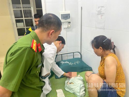 Bé trai đang được chăm sóc tại Trạm Y tế xã Quốc Việt