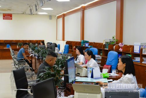 Công chức Trung tâm PVHCC tỉnh có mặt đầy đủ và đúng giờ trong ngày đầu tiên thực hiện giờ làm việc mới