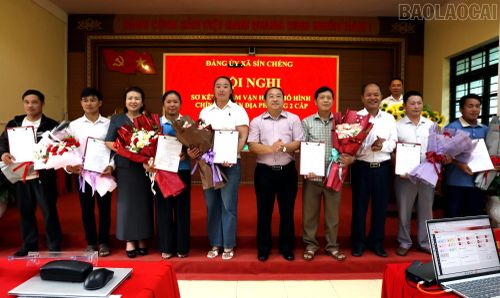Công bố quyết định chỉ định bí thư chi bộ thôn.