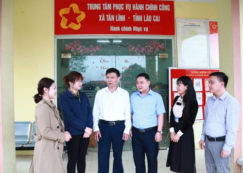 Lãnh đạo xã Tân Lĩnh luôn sâu sát nắm bắt tư tưởng của cán bộ và nhân dân để kịp thời tháo gỡ những khó khăn phát sinh khi đi vào vận hành chính quyền hai cấp.