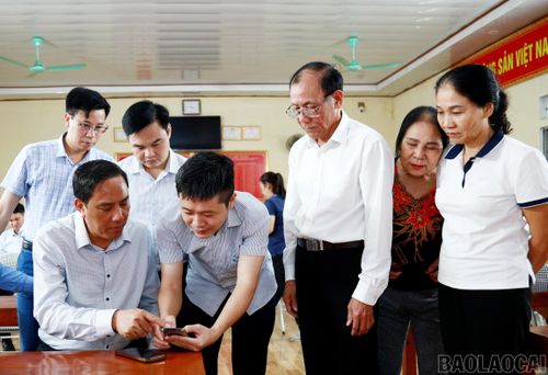Đồng chí Hoàng Giang - Phó Bí thư Thường trực Tỉnh ủy, Chủ tịch HĐND tỉnh trực tiếp nắm bắt những kiến nghị, đề xuất của cán bộ, công chức về công tác chuyển đổi số tại xã Yên Bình.