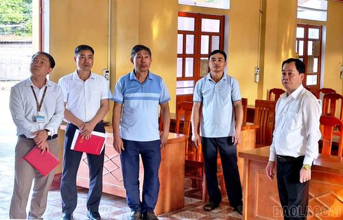 Đồng chí Lê Thanh Hùng - Chủ tịch UBND xã Đông Cuông (bìa ngoài bên phải) cùng cán bộ xã luôn bám sát cơ sở để kịp thời nắm bắt và giải quyết các vấn đề phát sinh sau khi vận hành mô hình chính quyền địa phương hai cấp.