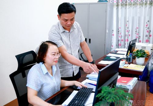 Mặc dù còn gặp nhiều khó khăn nhưng đội ngũ cán bộ Trung tâm Phục vụ hành chính công phường Cầu Thia luôn nỗ lực để hoàn thành mọi nhiệm vụ.
