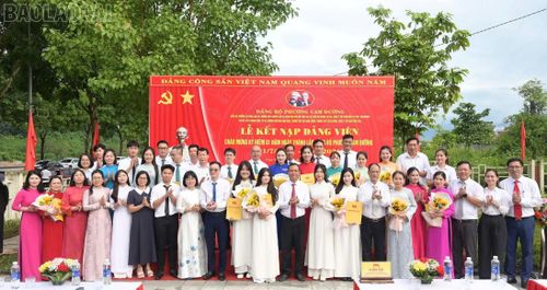 Lãnh đạo phường Cam Đường chụp ảnh lưu niệm cùng các đảng viên mới được kết nạp.