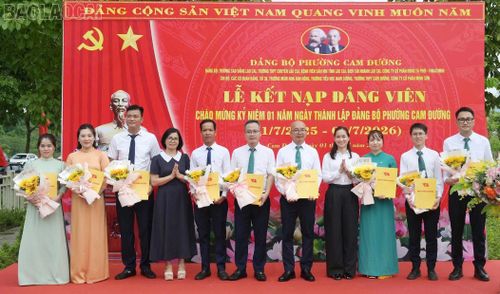Lãnh đạo phường Cam Đường trao quyết định kết nạp đảng viên.