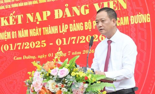Đồng chí Vũ Hùng Dũng - Tỉnh ủy viên, Bí thư Đảng ủy phường Cam Đường phát biểu tại buổi lễ.