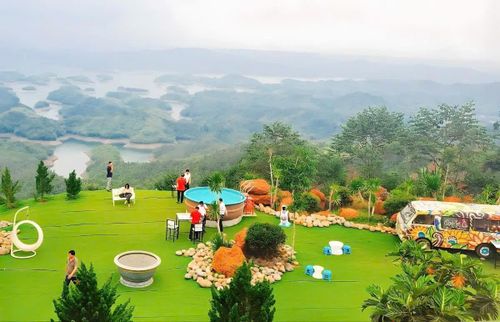 Du khách check-in hồ Tà Đùng