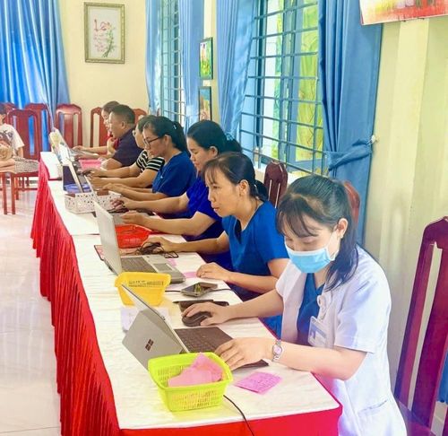Nhập liệu thông tin khám sức khỏe của trẻ em tại xã Cát Tiên cập nhật đồng bộ vào hệ thống hồ sơ sức khỏe điện tử