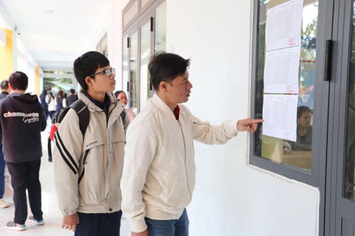 Phụ huynh, thí sinh dò danh sách, thông tin được niêm yết trước cửa phòng thi