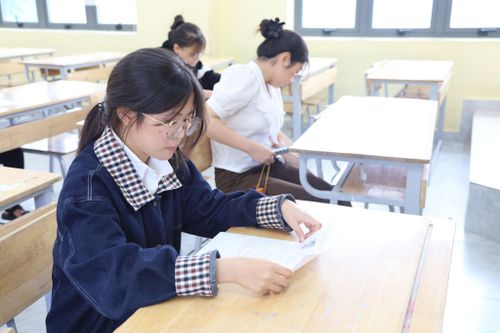 Thí sinh đối chiếu thông tin tại điểm thi Trường THCS Nguyễn Du