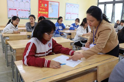 Giám thị rà soát thông tin thí sinh tại buổi làm thủ tục